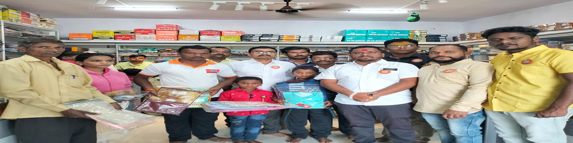 दिवाळीनिमित्त मुलांना व कुटुंबाला कपडे देऊन त्यांची दिवाळी साजरी केली,