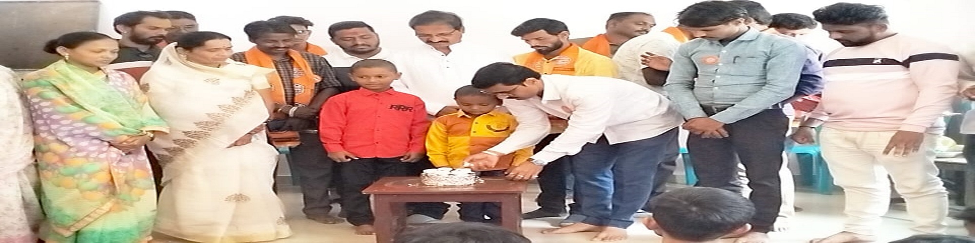 मनसे पक्षाचे राज्य सचिव मा सचिन मोरे साहेब यांच्या वाढदिवसानिमित्त राधानगरी विधानसभा मतदारसंघातील कौलव गावातील दोन मुलांना दत्तक घेतले व कुटुंबाला आर्थिक मदत तसेच एक लाख रुपये चा विमा प्रधान केला :युवराज येडूरे