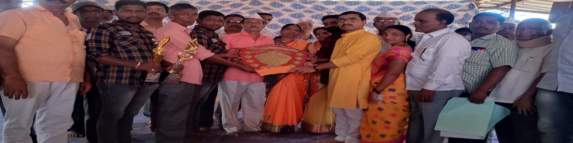 भुदरगड तालुक्यातील शेणगांवच्या राज्यस्तरीय सोंगी भजन स्पर्धेत आनूर ता कागलच्या श्री संतश्रेष्ठ तुकाराम महाराज संगित सोंगी भजनाने प्रथंम क्रमांक मनसेचे युवानेते युवराज येडूरे यांच्या हस्ते बक्षीस वितरण केले