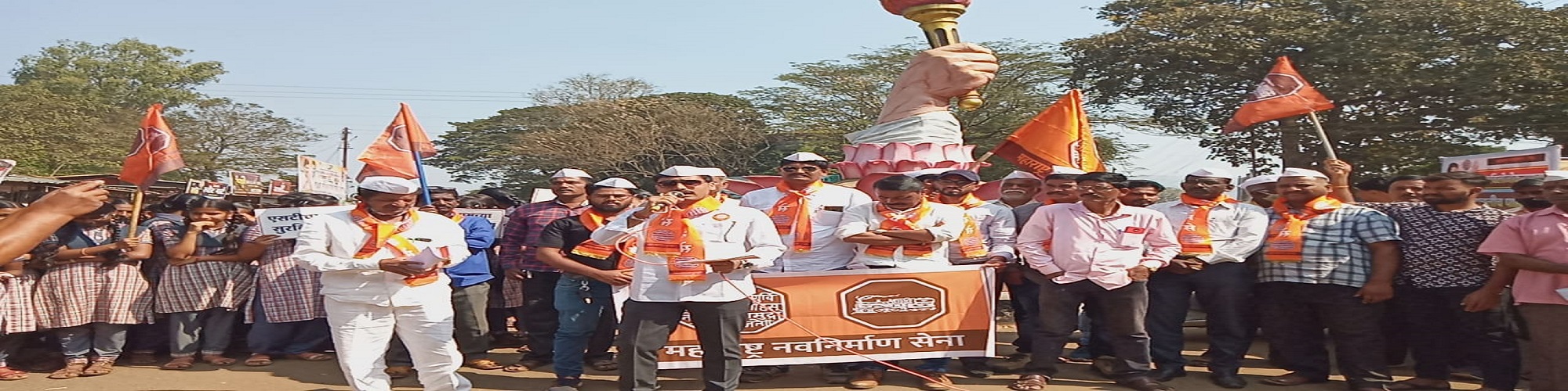 राज्य सरकार गेंड्याच्या कातडीचे – युवराज येडूरे, भुदरगड तहसिलदार कार्यालयावर मनसेचा आक्रोश मोर्चा