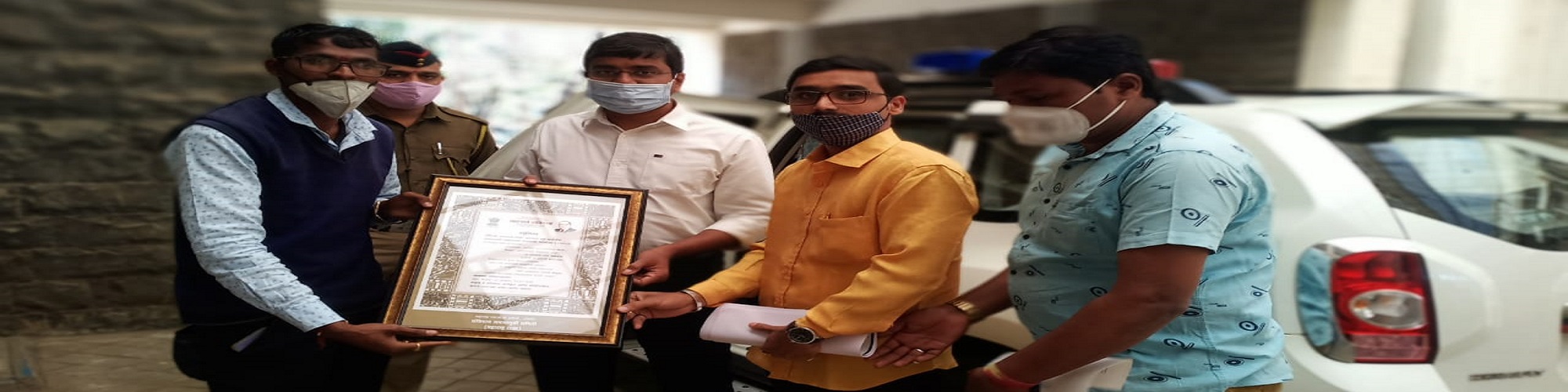 संविधान उद्देशिका मा. जिल्हाधिकारी राहुल रेखावार  यांना देऊन सविधान जनजागृती चळवळ सुरू...
